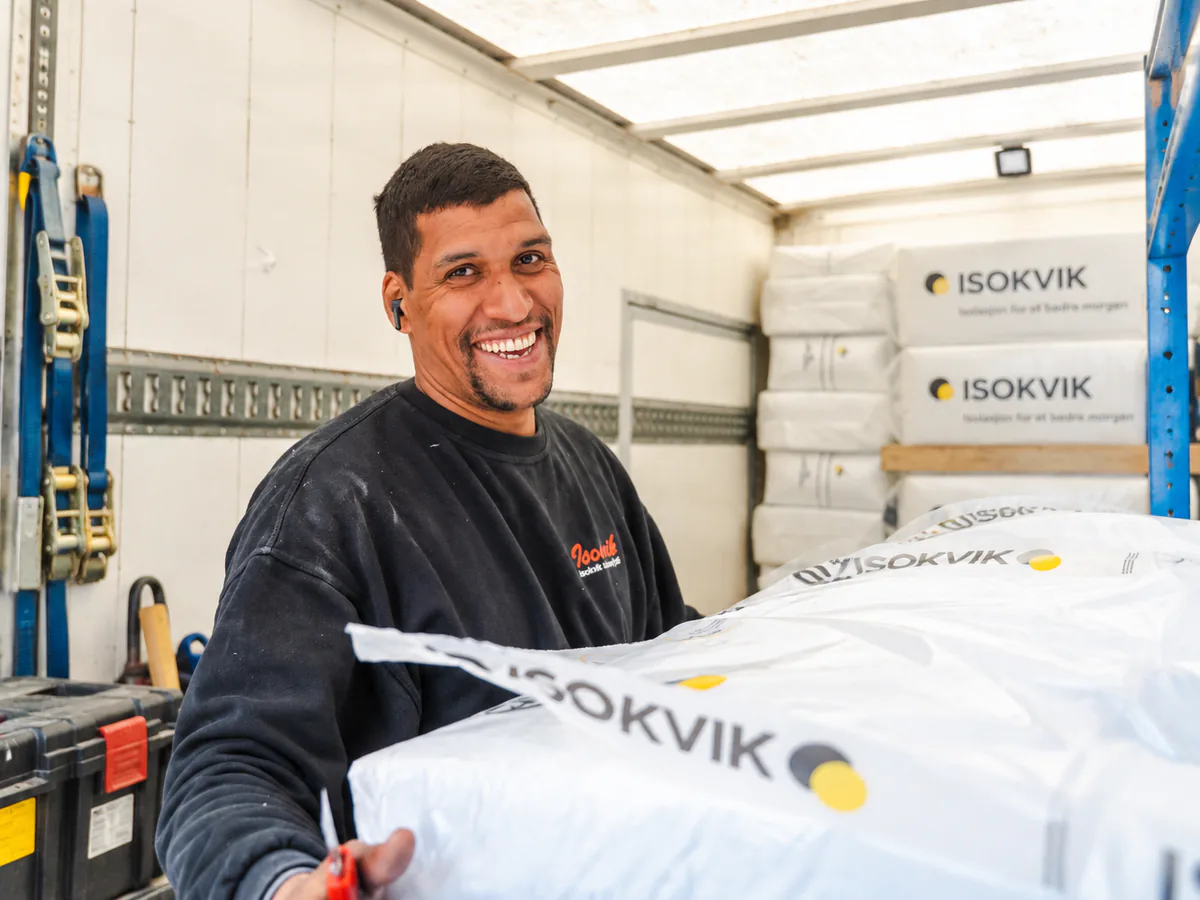 Isokvik-medarbejder med isoleringsmaterialer klar til opgaven
