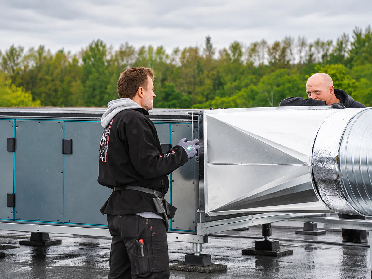 Isokvik-medarbejdere arbejder med teknisk isolering af ventilationsanlæg