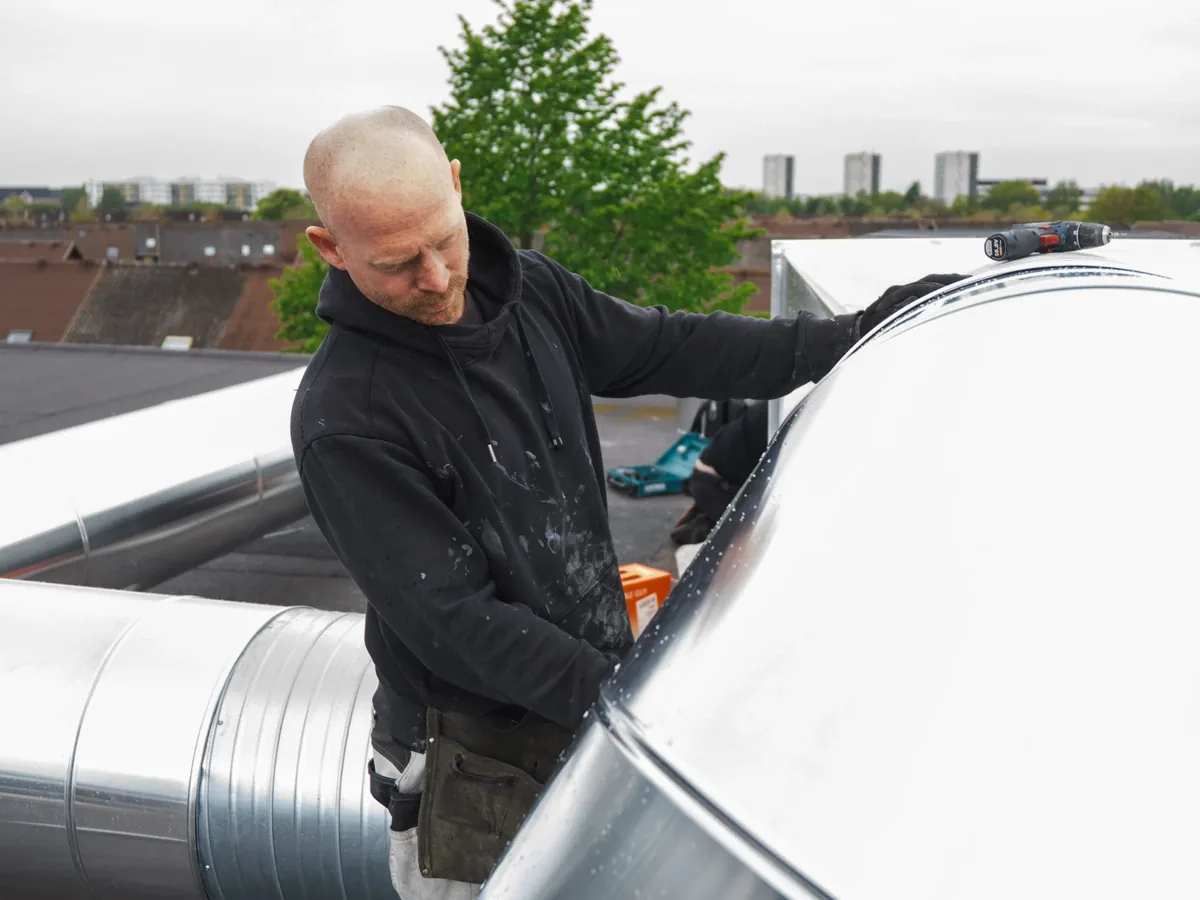 Isokvik-medarbejder arbejder med teknisk isolering af ventilationsanlæg